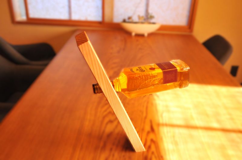 松戸市・工匠の大工が作った、木製バランスワインホルダー